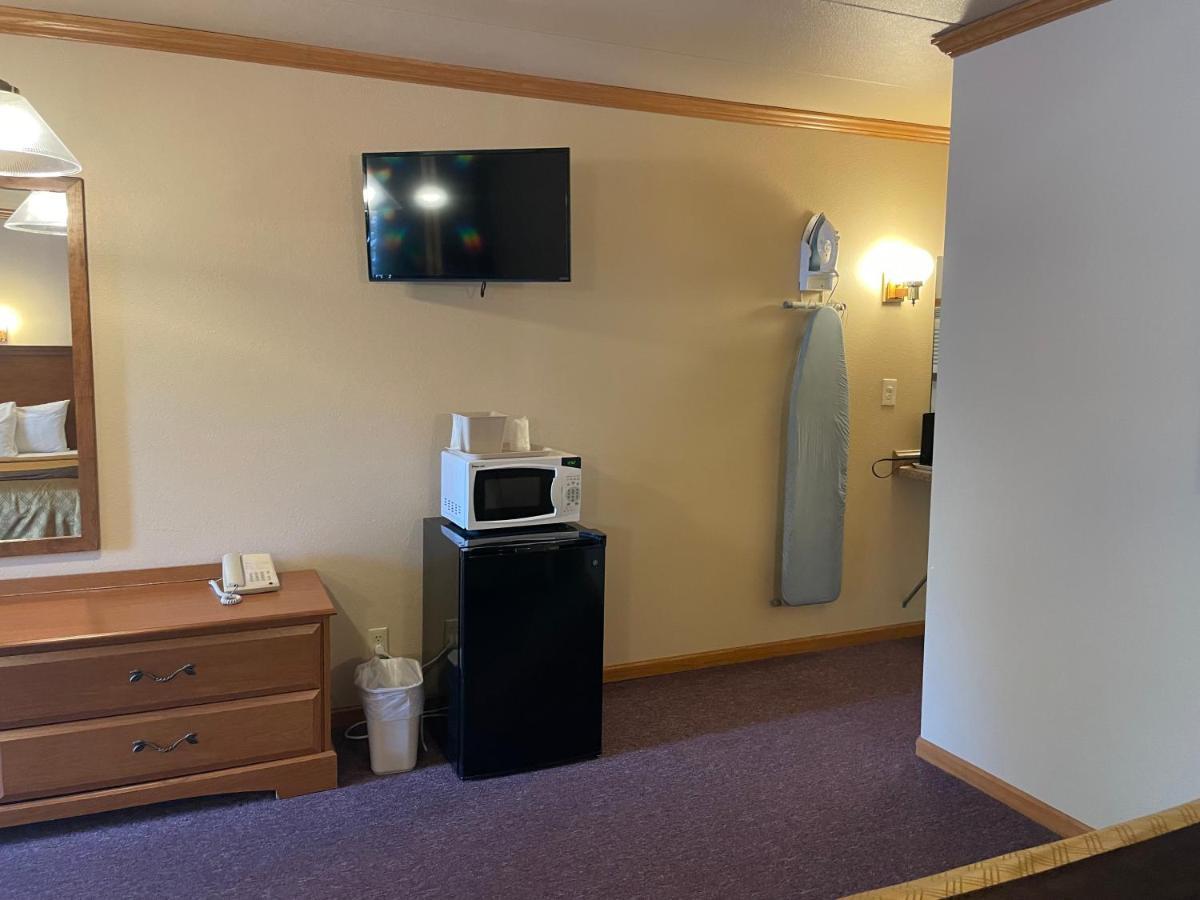 Amber'S Inn And Suites Wisconsin Dells Exterior photo
