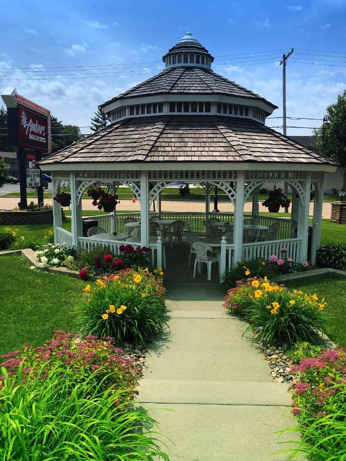 Amber'S Inn And Suites Wisconsin Dells Exterior photo