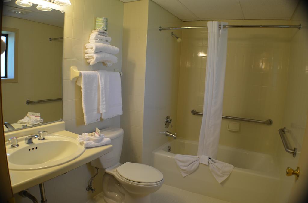 Amber'S Inn And Suites Wisconsin Dells Room photo