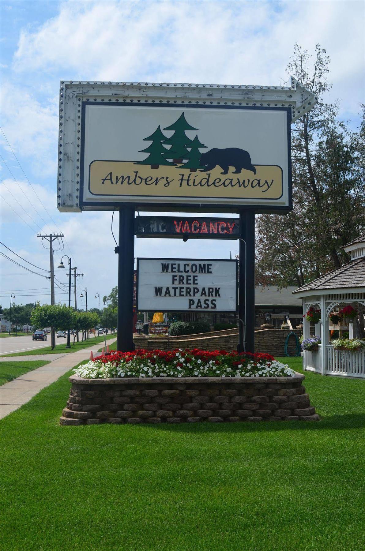 Amber'S Inn And Suites Wisconsin Dells Exterior photo