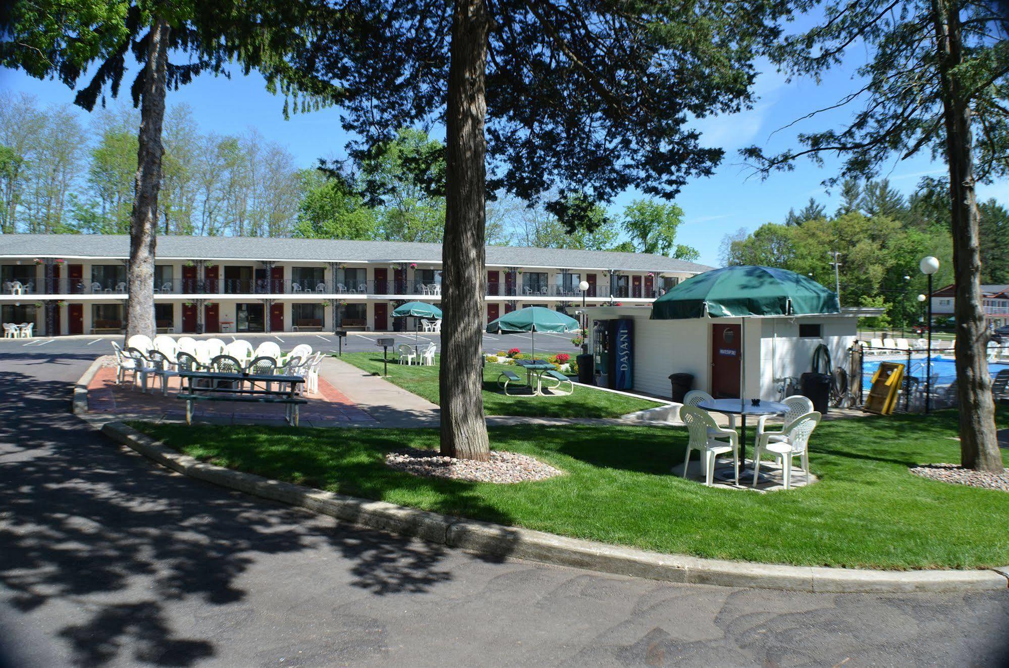 Amber'S Inn And Suites Wisconsin Dells Exterior photo