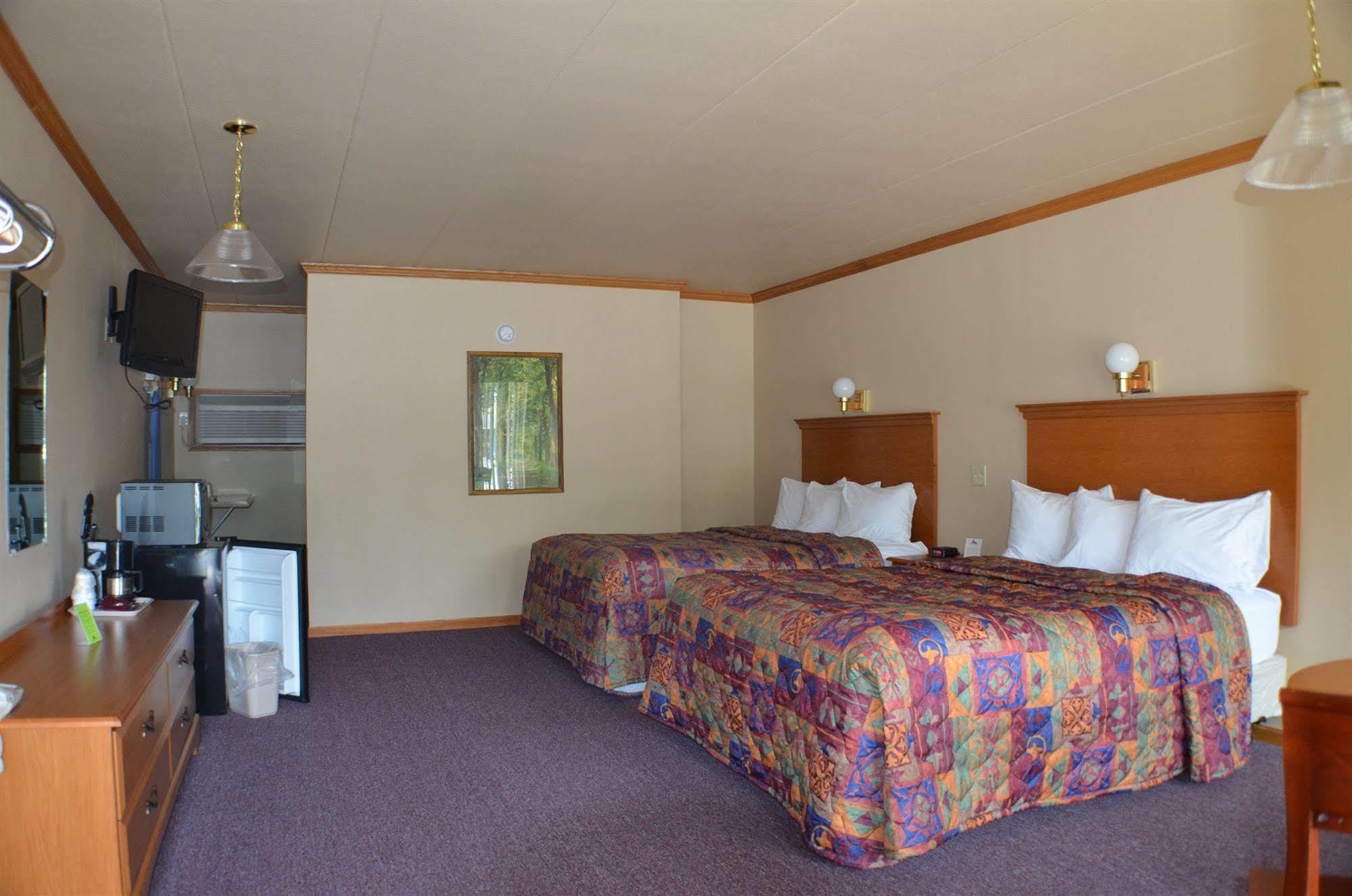 Amber'S Inn And Suites Wisconsin Dells Exterior photo