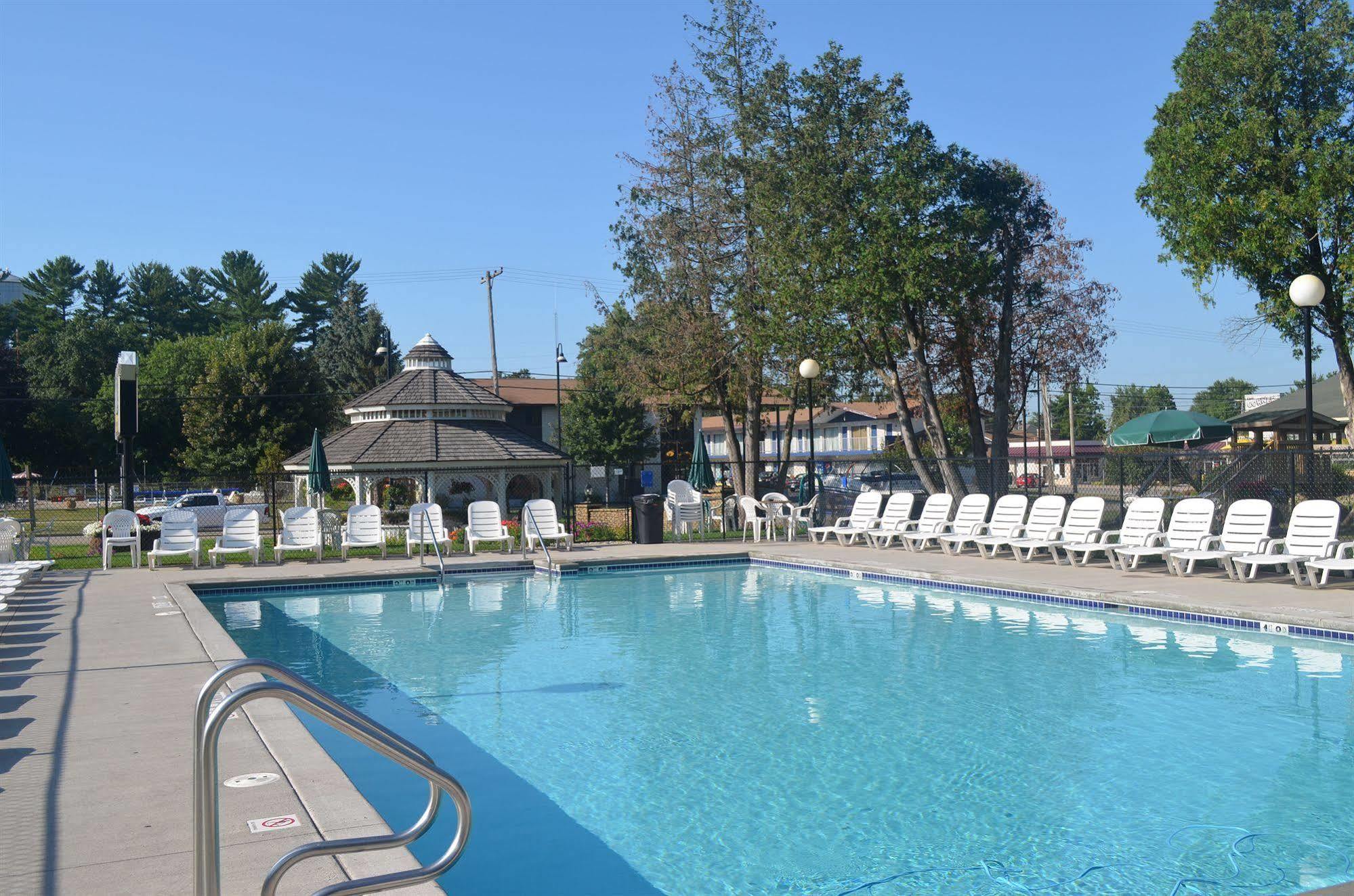 Amber'S Inn And Suites Wisconsin Dells Exterior photo
