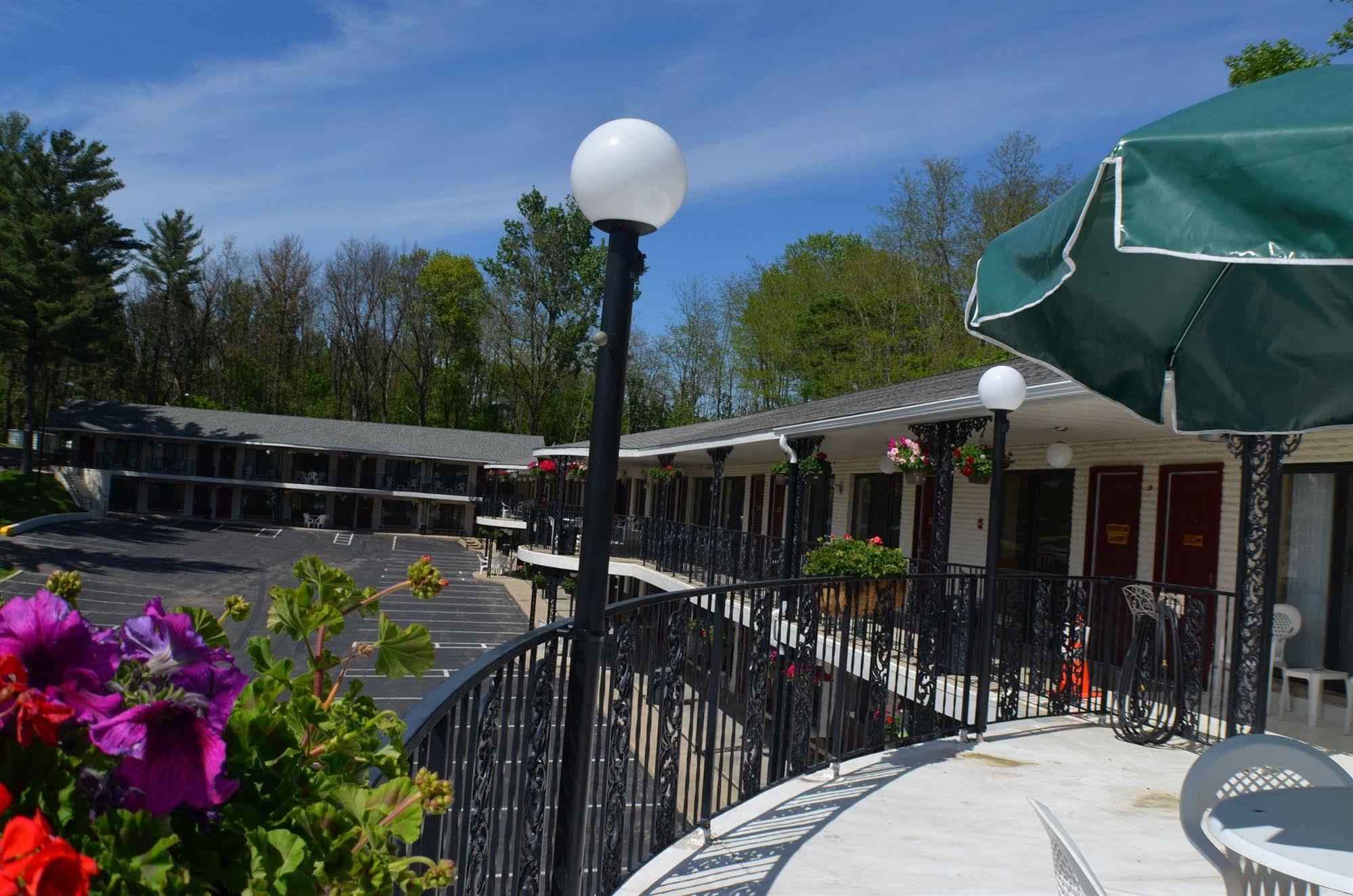 Amber'S Inn And Suites Wisconsin Dells Exterior photo